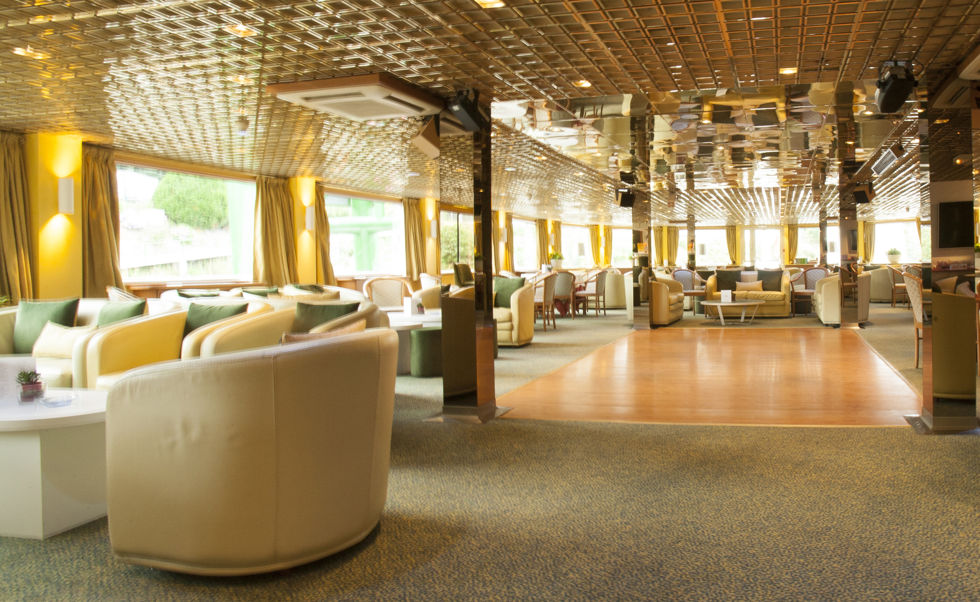 Lounge Bar with Dancefloor